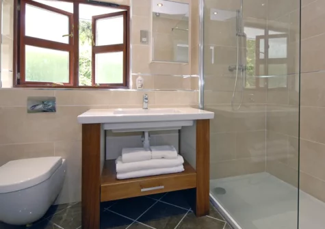 Bedroom #1 en-suite at Heritage House, Stepaside