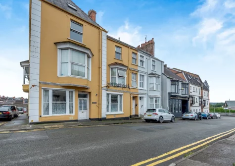 Hilton is a delightful top-floor apartment located within easy reach of Tenby's many great places to eat & drink