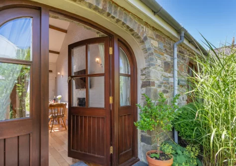 Holly Cottage is a rural retreat close to glorious Pembrokeshire beaches