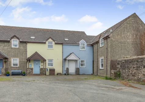Honeysuckle Cottage is located in the charming village of Broad Haven, just 250 metres from its fabulous sandy beach