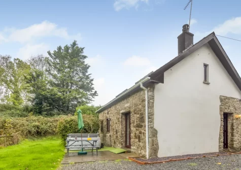 Hunter's Hollow is a beautifully appointed holiday cottage offering stylish & comfortable accommodation across two floors