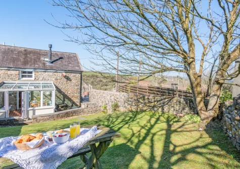 The alfresco dining area & lawned garden at Ivy Cottage, Little Haven