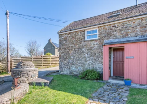 Ivy Cottage, a bijou hideaway in Little Haven is perfect for couples & small families