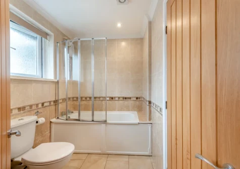 The Jack 'n Jill bathroom at Keepers Cottage at East Tarr Farm, St Florence