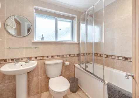 The Jack 'n Jill bathroom at Keepers Cottage at East Tarr Farm, St Florence