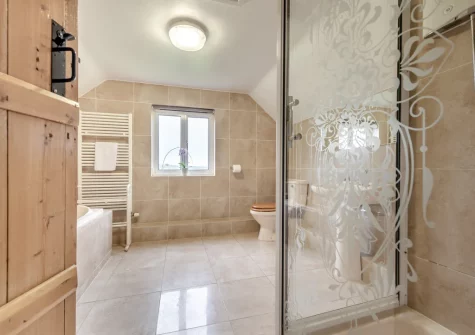 Bedroom #1 en-suite bathroom at Kelwon Cottage, St Brides