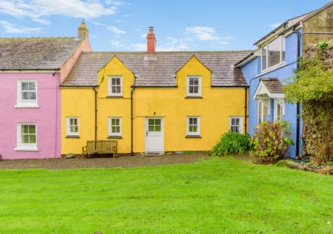 Kelwon Cottage is a 200-year-old cottage, beautifully restored to blend antique charm with modern comfort