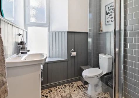 The bathroom at Kemendine Harbour View, Tenby