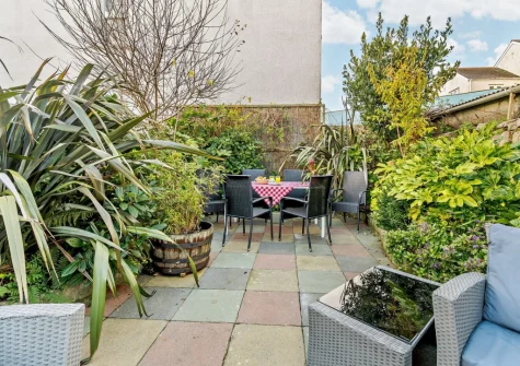 The patio & alfresco dining area at Kiwi Cottage, Tenby