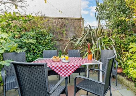 The patio & alfresco dining area at Kiwi Cottage, Tenby
