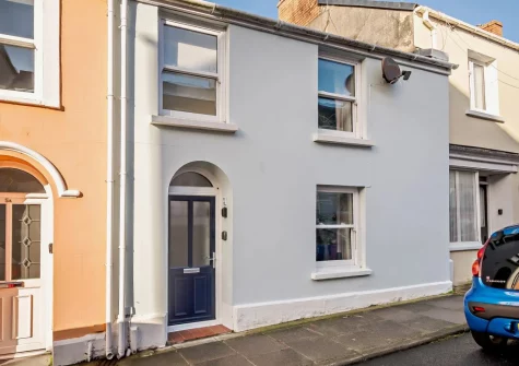 Kiwi Cottage is a spacious & homely terraced cottage in the popular seaside resort of Tenby