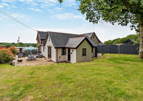 The gravel patio & lawned garden at Loveston Lodge, Loveston
