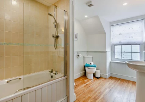 The bathroom at Loveston School House, Loveston