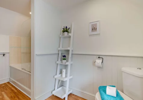 The bathroom at Loveston School House, Loveston