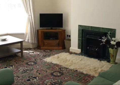 Mabel's Haven, Tenby is a welcoming four-bedroom house perfectly positioned near North Beach and Tenby's golf club, offering flexible family accommodation, two bathrooms, and easy access to the town's sandy beaches and the harbour.