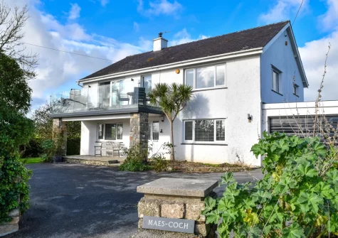 Maes Coch is a stunning 5-bedroom holiday home in an elevated position, on the outskirts of Abersoch, with spectacular views