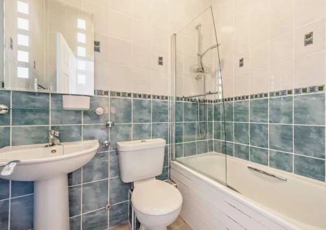 The en-suite bathroom at Main Sail, Tenby