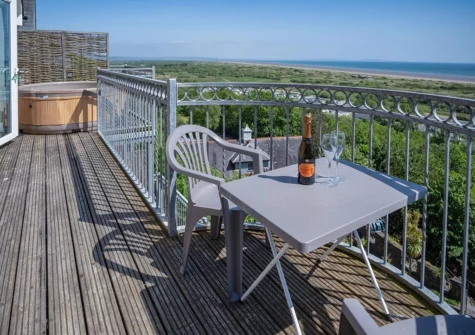 The decked balcony & hot tub at Manor View, Pendine