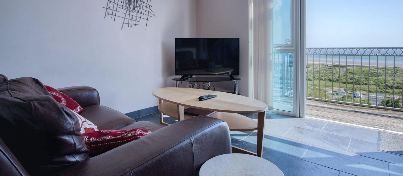 Manor View, Pendine is a luxurious one-bedroom apartment with an open plan lounge, an airy balcony, and a hot tub. Situated in Pendine, Manor View has stunning views overlooking Pendine Sands and its 7-mile golden beach. Ideal for a couple's retreat.