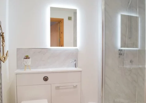 The shower room at Marina Retreat, Milford Haven