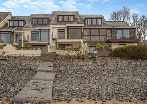 Mariners Reach is well situated, with direct access onto the beach and a comfortable, flat walk to all the nearby shops, bars & restaurants