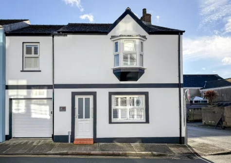 May's Place is an idyllic, dog-friendly, holiday cottage with garage parking in a central Tenby location