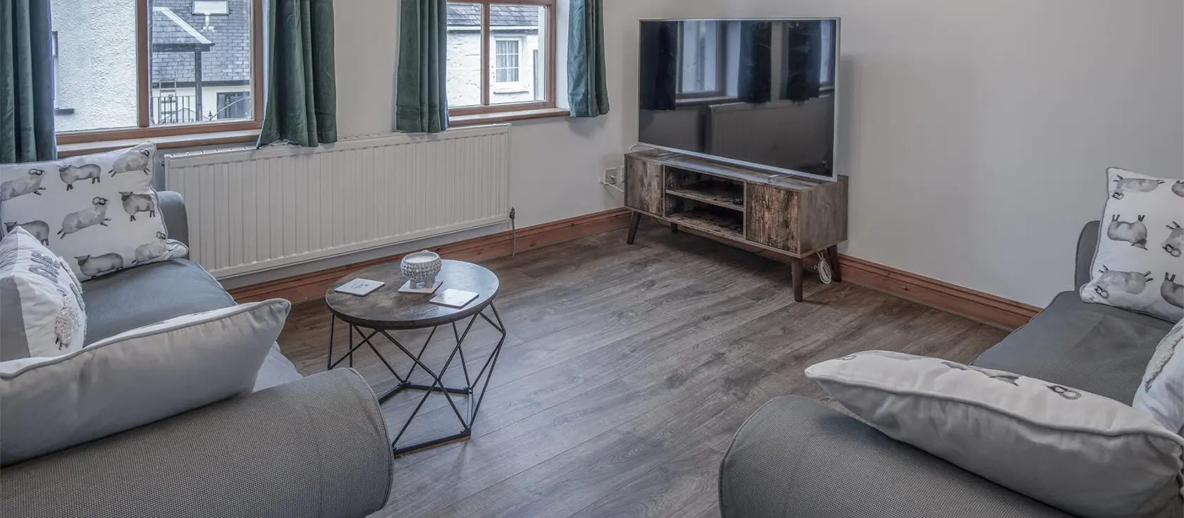 Mellow Magic is a peaceful two-bedroom house located in the centre of artistic Narberth. It features an open plan, sociable ground floor, comfortable bedrooms and an outdoor dining area. It is a great base for exploring the surrounding area.