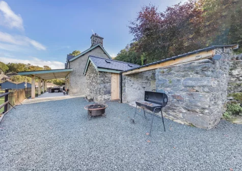 The firepit & barbecue area at Minffordd, Penmaenpool