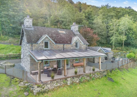 Minffordd is a beautiful stone cottage nestled in the heart of Snowdonia National Park with mountain & estuary views