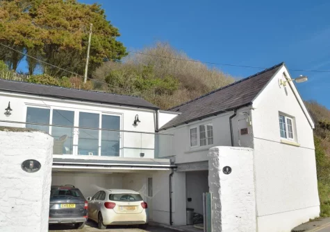 Mole End is perched on the shores of Amroth Beach with panoramic views out over Carmarthen Bay, Worms Head and the Gower Peninsula