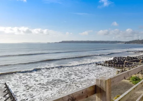 Mole End is in a truly unique location, perched on the shores of Amroth Beach with stunning views out over Carmarthen Bay
