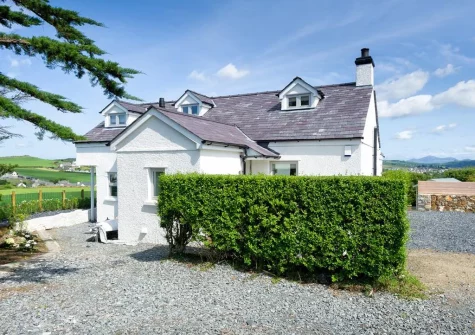 Morannedd is a delightful holiday home, situated in an elevated position with breathtaking views of Snowdonia & the surrounding coast