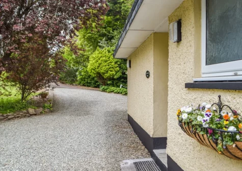 Mutton Hill Cottage is a delightful two-bedroom holiday cottage nestled within the leafy grounds of the owner's property
