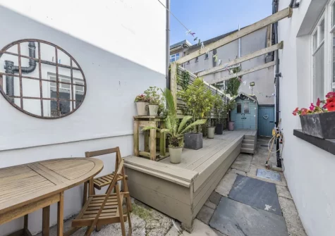 The enclosed courtyard garden & outdoor sitting area at Nelson Cottage, Tenby