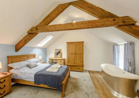 The bedroom at Nyth Y Wennol, Maenan