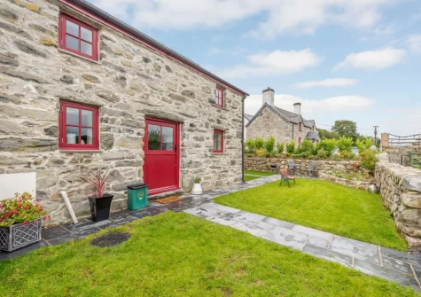 The outdoor sitting area & enclosed garden at Nyth Y Wennol, Maenan