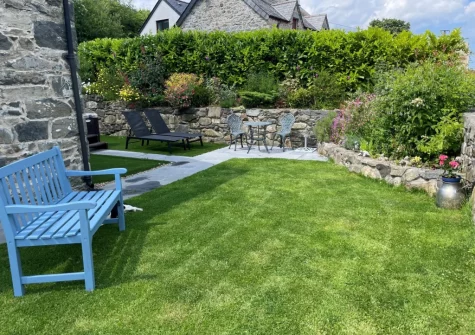 The outdoor sitting area & enclosed garden at Nyth Y Wennol, Maenan