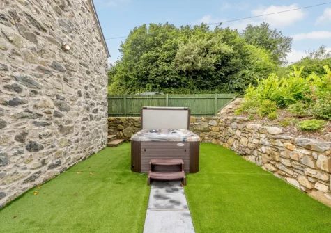 The hot tub & enclosed garden at Nyth Y Wennol, Maenan