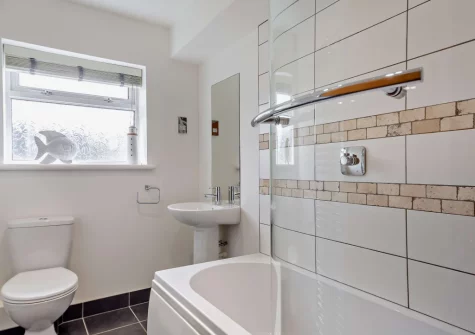 The bathroom at Nyth yr Wylan, Aberdovey