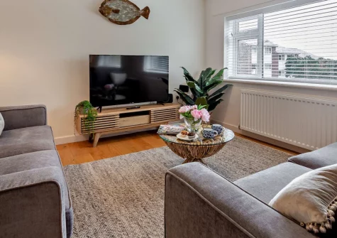 Nyth yr Wylan, Aberdovey is a stylish, charming three-bedroom house with sweeping estuary views, a private hot tub, and enclosed garden, just a short stroll from the beach, harbour, and village shops of this beautiful Welsh coastal retreat.