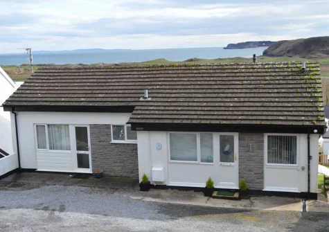 Ocean Breeze is a tylish one-storey apartment with a shared garden in a quiet residential area