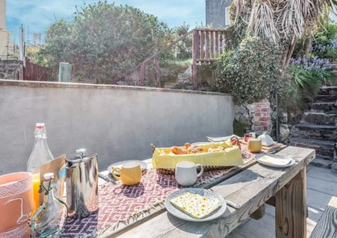 The patio & alfresco dining area at Ocean Waves, Tenby