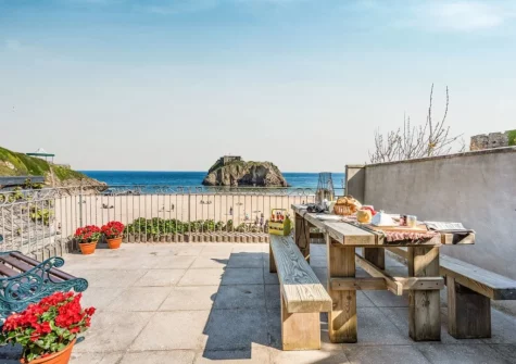 The patio & alfresco dining area at Ocean Waves, Tenby