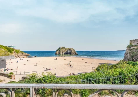 Ocean Waves is in an enviable position overlooking St Catherine's Island & boasting direct access to the wonderful sandy Castle Beach