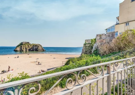 Ocean Waves is in an enviable position overlooking St Catherine's Island & boasting direct access to the wonderful sandy Castle Beach