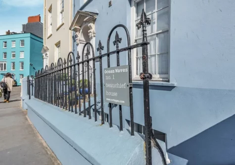 Ocean Waves is a stunning apartment, situated within an enviable position fronting onto Tenby Harbour with direct access to the wonderful Castle Beach
