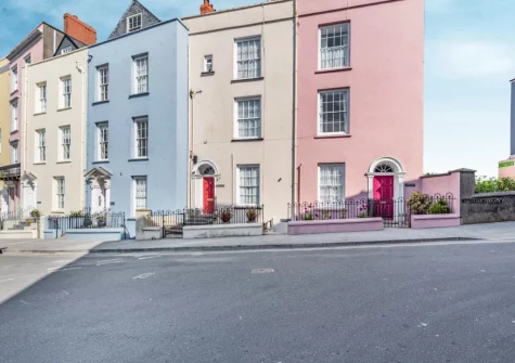 Ocean Waves is a stunning apartment, situated within an enviable position fronting onto Tenby Harbour with direct access to the wonderful Castle Beach