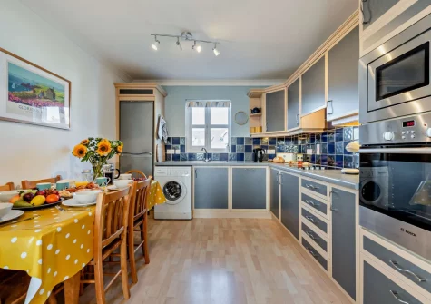 The kitchen & dining area at Ol Tywydd, Broad Haven