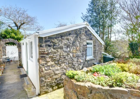 Old Gardeners Lodge is a quaint, detached hideaway on the outskirts of Saundersfoot