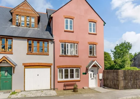 Old Mart Gate House is a large, contemporary townhouse in the heart of Narberth